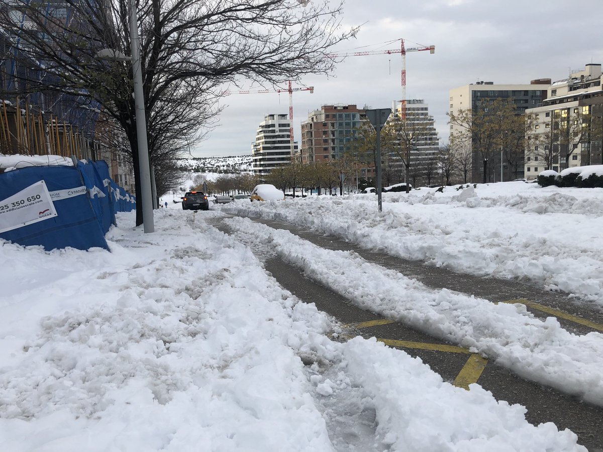 nilyeka's tweet photo. Así los vecinos de #valdebebas @Valdebebas @AVValdebebas aportamos nuestro granito de arena de corazón para #Madrid @AlmeidaPP_ @begonavillacis @SerranoAlbertoP https://t.co/XVIJ0ygR2H