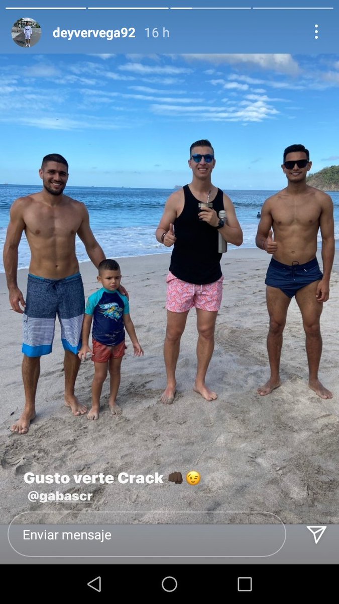Gio_Segura's tweet photo. Deyver Vega se tomó una foto con Gabas... Eso significa que está muy cerca de ser nuevo jugador de LDA y le da la espalda a San Carlos y Saprissa. Sería presentado antes del inicio del torneo como el remplazo de Moya que podría salir del club... Tal vez.. Depende #noeshumo https://t.co/k5Kb5UWbjS