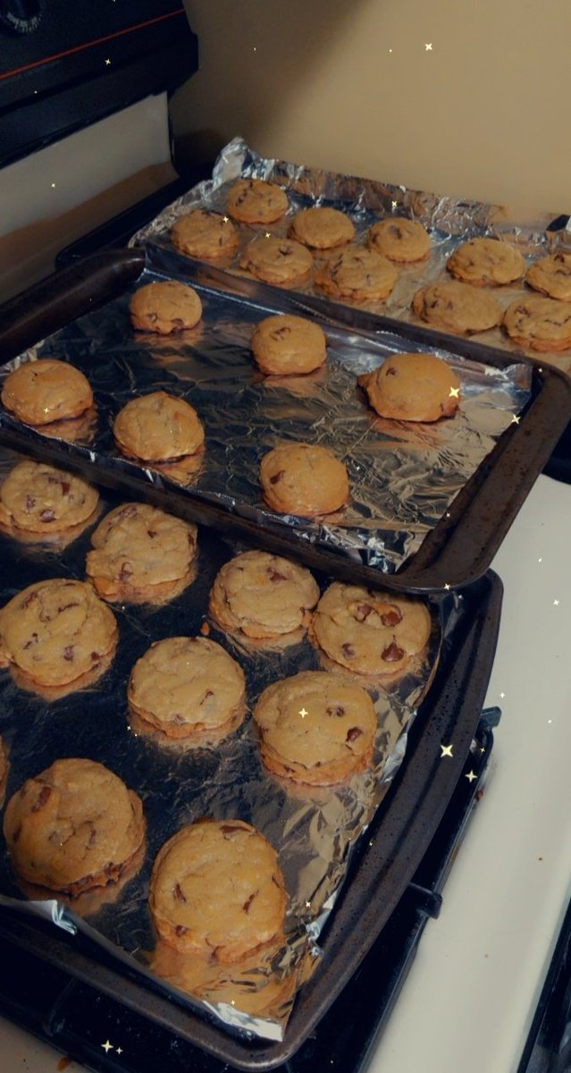 Iamshwee's tweet photo. yeeeeeeeees~ 😁🍪💚
my canna-cookies are finished!! they turned out perfect, and now the apartment has an amazing smell ✨🌿
now off to eat a dozen of these and literally become the couch 😂🙏🏻💚
#CannabisCommunity #cannacookies #cannawitch https://t.co/DCwkWzaIq4