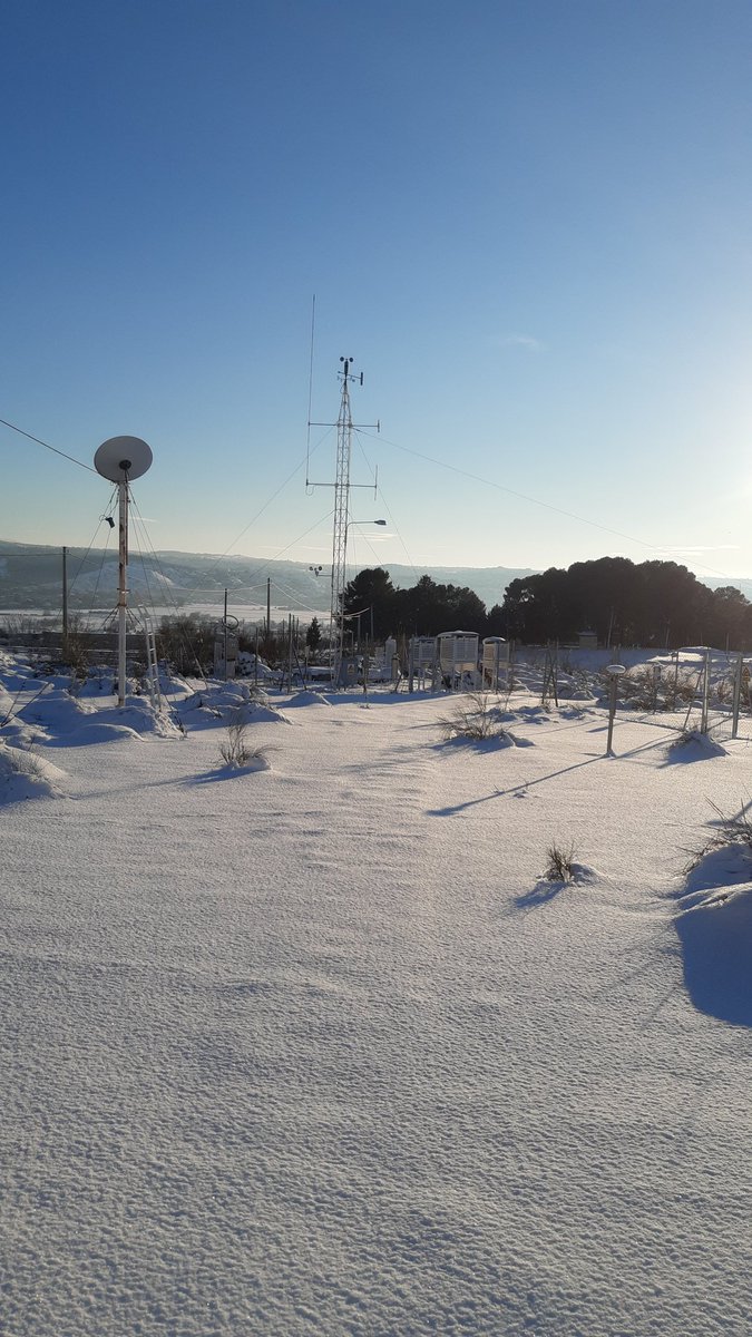 AEMET_CLaMancha's tweet photo. No es Suiza, ni #Navacerrada,  ni #SierraNevada en #Granada es #Toledo vestodo de blanco en el meteorologico https://t.co/WI5KUJSrIN