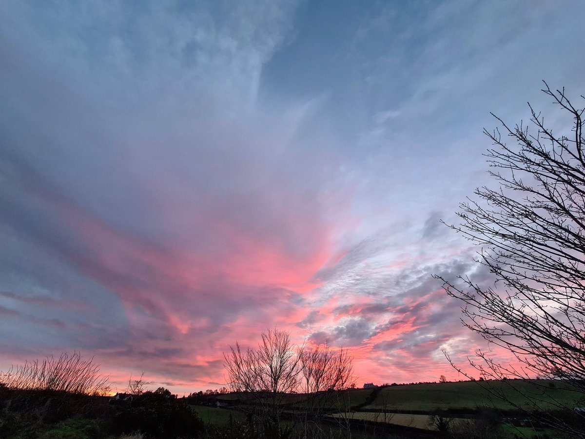 JoC_028's tweet photo. "Winter's sky is an old blue soul,  weaving dark clouds with wonder." - Angie Weiland-Crosby 
.
.
.
#wintersunset #Sunset #eveningsky #Northern #Ireland #NorthernIreland #QuoteOfTheDay #Nature #Clouds #Skyline https://t.co/0HCwa5TOT9
