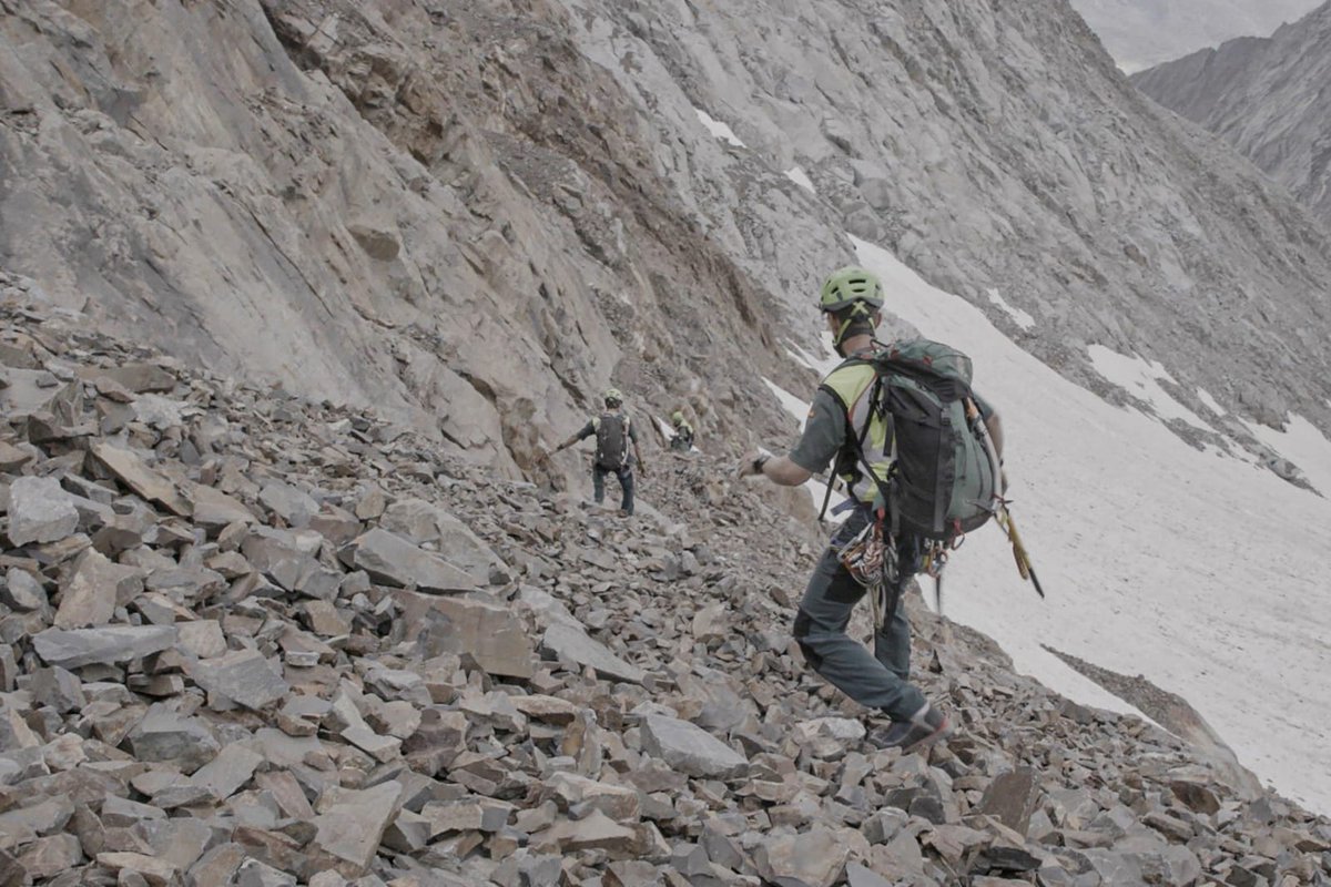 guardiacivil's tweet photo. Hoy estreno de #RESCATE 

A las 20:00h en @la2_tve puedes ver en acción a los equipos de rescate de la @guardiacivil en la alta montaña.

2 unidades de élite para situaciones extremas. 
#ServiciodeMontaña #ServicioAéreo https://t.co/hbRbZobKOZ