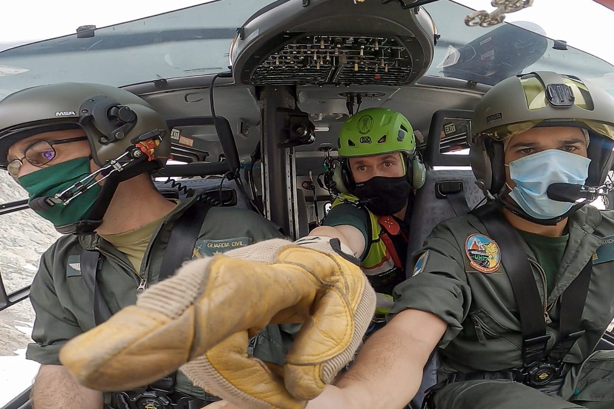guardiacivil's tweet photo. Hoy estreno de #RESCATE 

A las 20:00h en @la2_tve puedes ver en acción a los equipos de rescate de la @guardiacivil en la alta montaña.

2 unidades de élite para situaciones extremas. 
#ServiciodeMontaña #ServicioAéreo https://t.co/hbRbZobKOZ