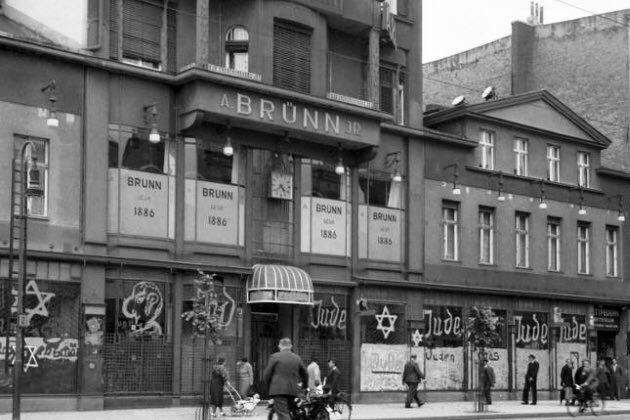 Pour Arnold Schwarzenegger, l'attaque du Capitole est comparable à... la Nuit de Cristal de 1938 !
Juste pour rappel, la Nuit de Cristal c’était :
- 200 synagogues détruites.
- 7 500 commerces Juifs saccagés.
- une centaine de Juifs assassinés et 30 000 déportés.

On s’arrête là.