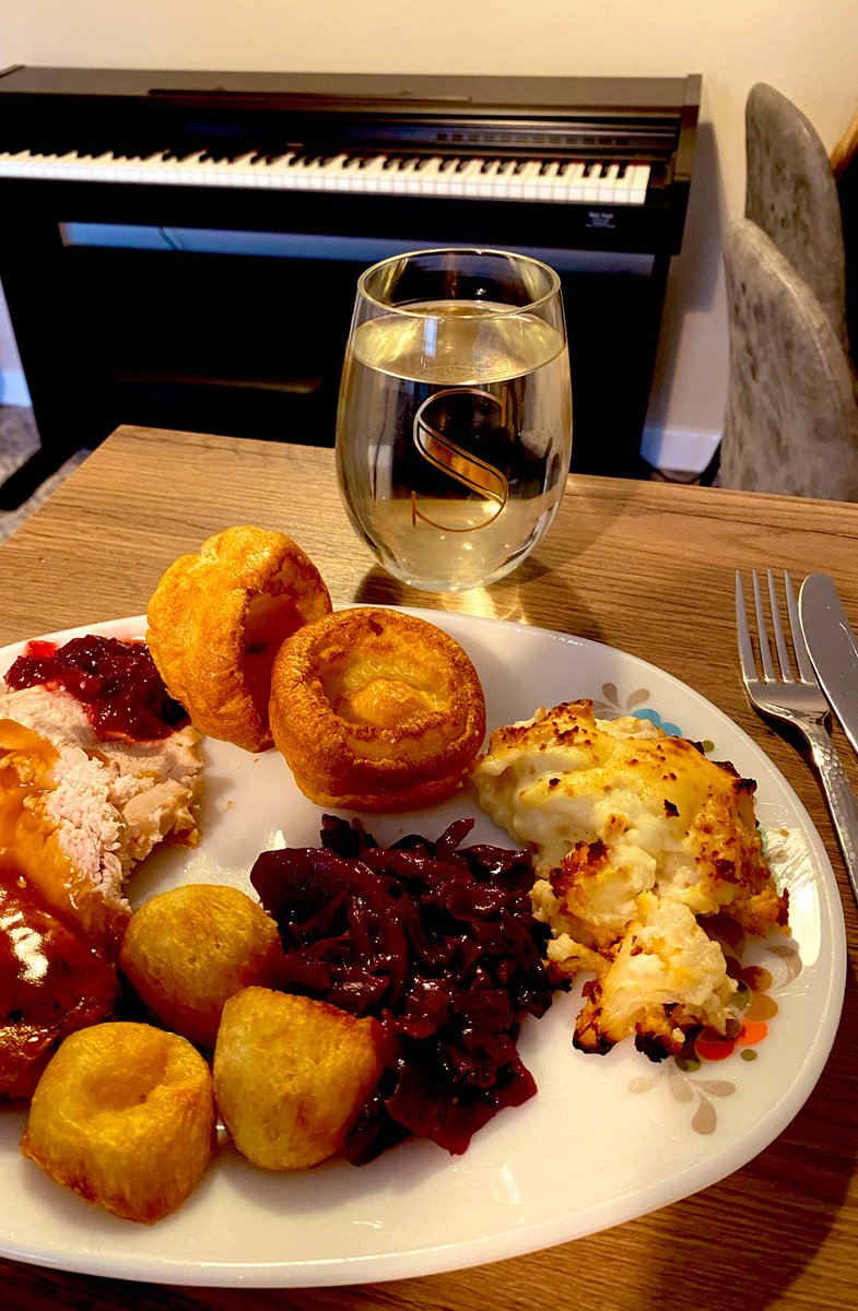 samjbright's tweet photo. Sunday Lunch on my late Granny’s plates ❤️  🍽 https://t.co/VQpjsLvHOp