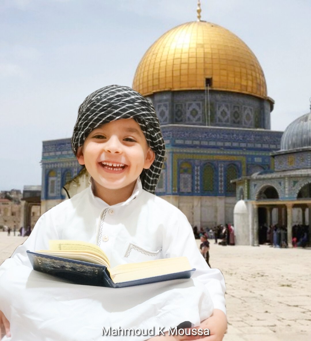 MahmoudKMoussa1's tweet photo. بني، ليست #القدس عاصمة فلسطين وحسب
إن سألوك فقل هي مسرى الحب و "حوزة" العشاق حيث يُفتح باب الاجتهاد. هل أخبرتك أن الصلاة فيها تصح ثلاث ركعات دهس، طعن، وقنبلة وسبّح ما شئت من الطلقات.
القدس يا ولدي صلاتنا التي يطيب وضوؤها بالدم وإياك إياك أن تغفل عنها فإن ردّت رد ما سواها. https://t.co/UUFRWpY3mu