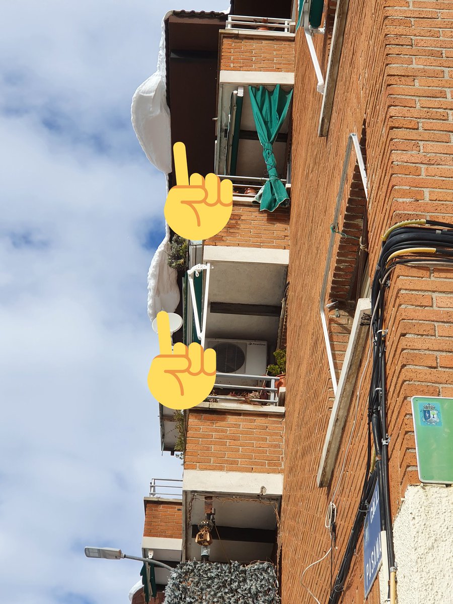 JulianDeLucas's tweet photo. ⚠️⚠️A los Roceños.
@PoliciaLasRozas
@Ayto_Las_Rozas
@SAMERpclasrozas
¡Aviso importante! Todos los que paséis por calle Pasamar esquina calle Nueva, TENED CUIDADO porque hay dos grandes bloques de nieve en la cornisa.
Hemos intentado quitarlos, pero nos ha sido imposible. https://t.co/v8MDdntmgY