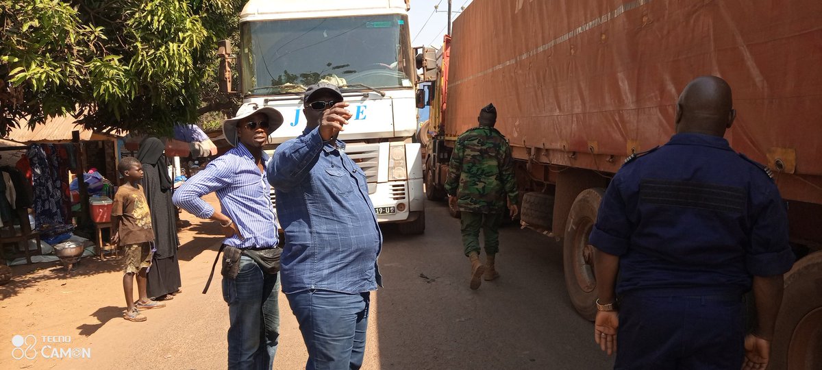 BangalyPaix's tweet photo. À #Linsan un embouteillage monstre, le Directeur Général de la Pharmacie Centrale de Guinee Docteur @konate_dr, est sur pied pour régulariser le passage.
Destination #Kérouané pour la mission du Président Prof @alphacondepresi. @sombreprac @Bouchequidittou https://t.co/jBawJrKHpx