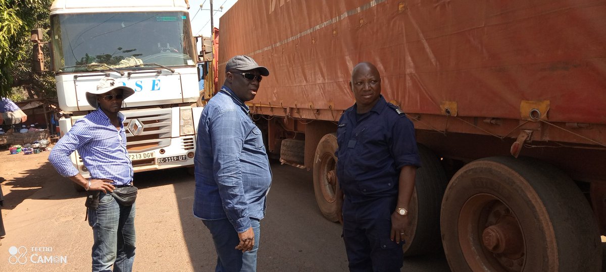 BangalyPaix's tweet photo. À #Linsan un embouteillage monstre, le Directeur Général de la Pharmacie Centrale de Guinee Docteur @konate_dr, est sur pied pour régulariser le passage.
Destination #Kérouané pour la mission du Président Prof @alphacondepresi. @sombreprac @Bouchequidittou https://t.co/jBawJrKHpx