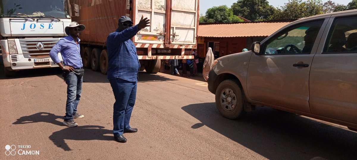BangalyPaix's tweet photo. À #Linsan un embouteillage monstre, le Directeur Général de la Pharmacie Centrale de Guinee Docteur @konate_dr, est sur pied pour régulariser le passage.
Destination #Kérouané pour la mission du Président Prof @alphacondepresi. @sombreprac @Bouchequidittou https://t.co/jBawJrKHpx