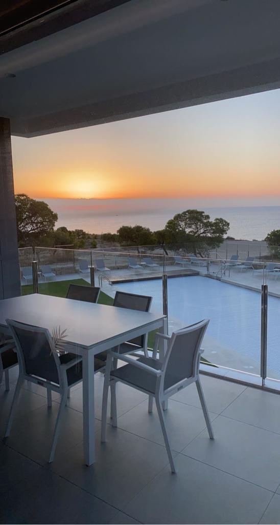 APPARTEMENT TE HUUR ☀️ 
Villajoyosa, Spanje
Mogelijk om er met 6personen te verblijven! 
2 slaapkamers 🛏 
Slaapbank 🛋 
2 badkamers 🛀🏻 
Zicht op zee 🌊 
Zicht op zwembad 🏊‍♀️ 
24/24 hotelservice 🛎
Mogelijkheid tot ontbijt 🥞 

Contacteer mij voor meer info 📞
RTW is een 10/20 ❤️