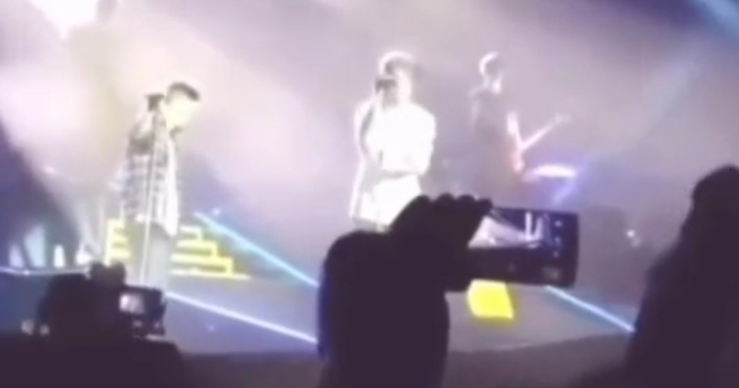 giube_tv's tweet image. qui quando i             qui invece
ragazzi hanno          Liam che si               
cantato you and i    commuove
senza Zayn dove     cantando you 
Liam ha pianto         and I con
nella parte in cui      nessuno dei 
doveva cantare        ragazzi
#LPFinalAct
#LiamPayne