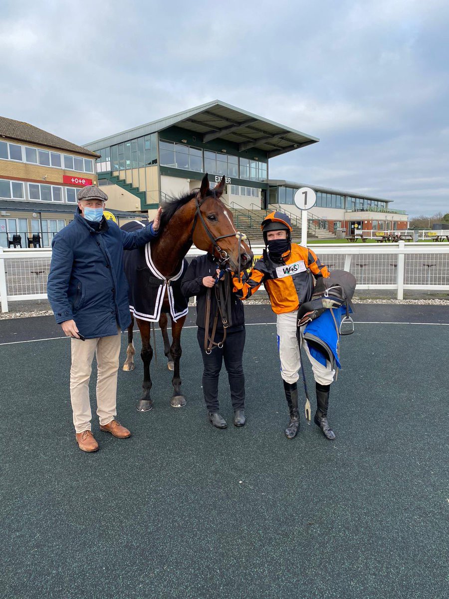 DavidPipeRacing's tweet photo. Great round of jumping seals the the deal for Martinhal who wins for the first time over hurdles @ExeterRaces under @tommyscu #niceperformance 👌🏻 https://t.co/i2JXlwbSZH