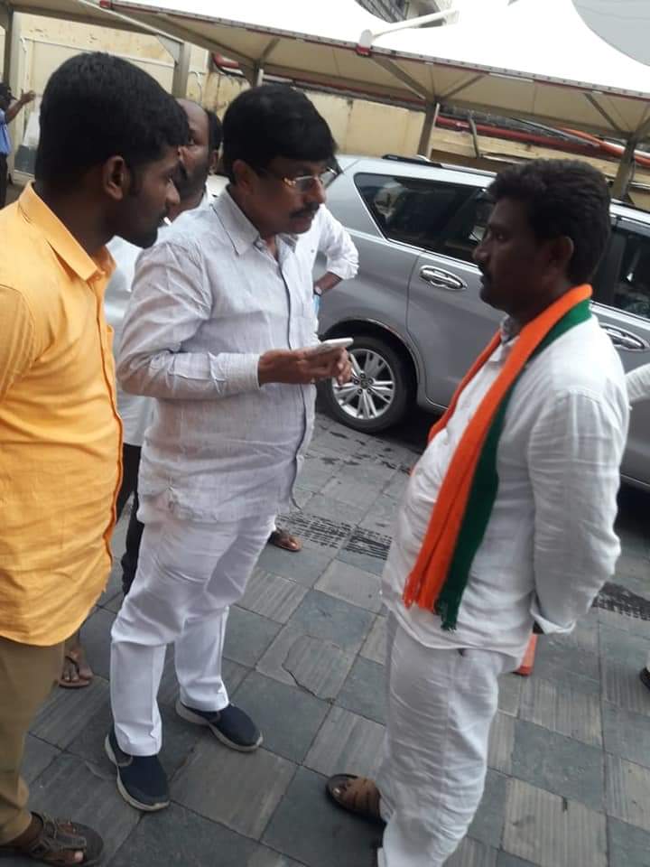 UluvaA's tweet photo. బిజెపి జాతీయ అధికార ప్రతినిధి మా ప్రియతమ నేత రాయలసీమ ముద్దుబిడ్డ
శ్రీ #చల్లపల్లి_నరసింహా_రెడ్డి అన్న గారికి జన్మదిన శుభాకాంక్షలు... 🎂🎂💐💐🍫🍫 https://t.co/75SArVJGop