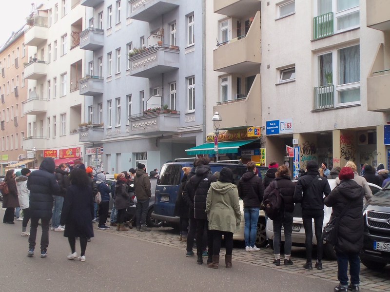 nk_12049's tweet photo. Mehr als 100 Menschen gedachten heute des verstorbenen obdachlosen Markus in der #Herrfurthstrasse im #Schillerkiez #Neukölln
Wann werden leerstehende Wohnungen, Hotels usw. endlich für Obdachlose geöffnet? @derjochen @GrueneNeukoelln @falkone1 @linksfraktionNK https://t.co/RKGAPnpKNb