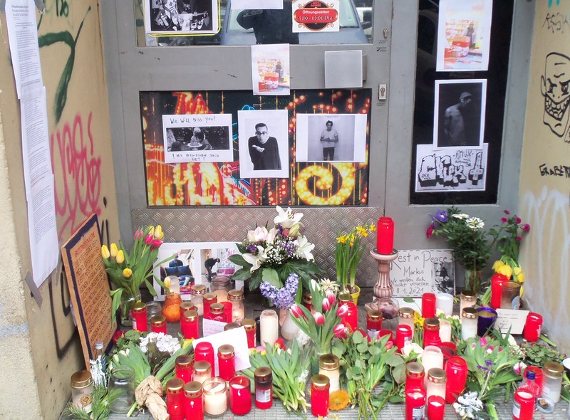 Mehr als 100 Menschen gedachten heute des verstorbenen obdachlosen Markus in der #Herrfurthstrasse im #Schillerkiez #Neukölln
Wann werden leerstehende Wohnungen, Hotels usw. endlich für Obdachlose geöffnet? <a href="/derjochen/">Jochen Biedermann</a> @GrueneNeukoelln <a href="/falkone1/">Falko Liecke</a> <a href="/linksfraktionNK/">Linksfraktion Neukölln</a>