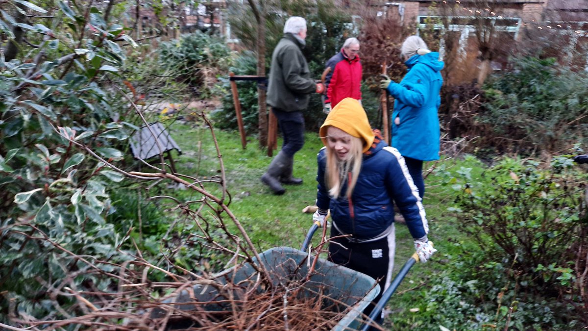 DeMeanderhof's tweet photo. Wat waren we lekker in touw afgelopen week. Snoeien, takken sjouwen en laten verhakselen en houthaksel over de paden verspreiden #Meanderhof @ekru02 https://t.co/Vsbx8Rjkde