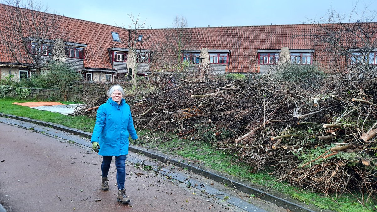 DeMeanderhof's tweet photo. Wat waren we lekker in touw afgelopen week. Snoeien, takken sjouwen en laten verhakselen en houthaksel over de paden verspreiden #Meanderhof @ekru02 https://t.co/Vsbx8Rjkde