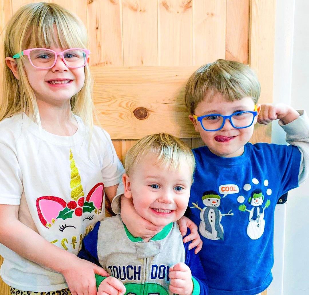 CalmOptics's tweet photo. A super family looking super cute protecting their eyes from digital blue light 💙🎉

(📸@thedailyangeladawn) #CalmOptics https://t.co/sCTqkxayAl