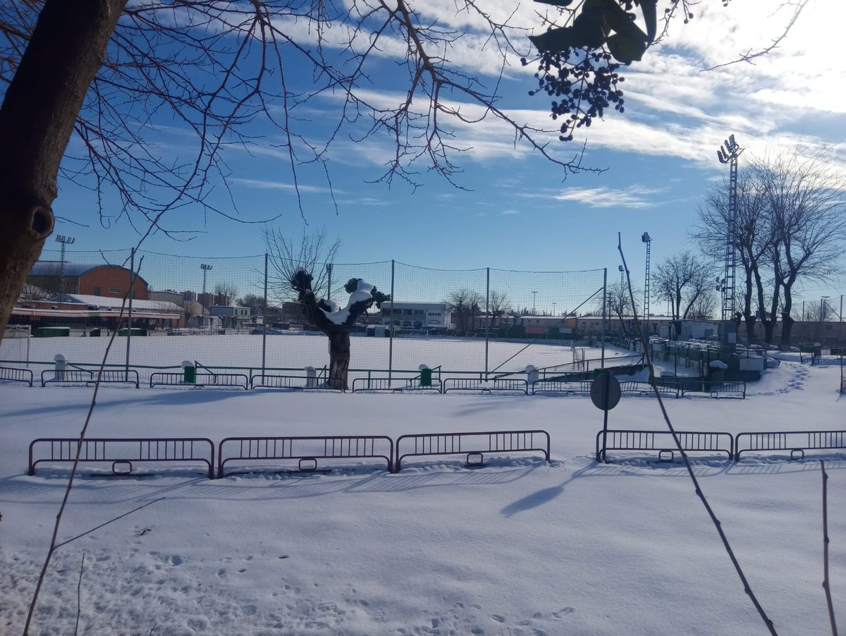 Así luce nuestra Ciudad Deportiva Boetticher bajo el gran manto de nieve de estos días. Ahora toca trabajar para que el estado del terreno de juego mejore en los próximos días!