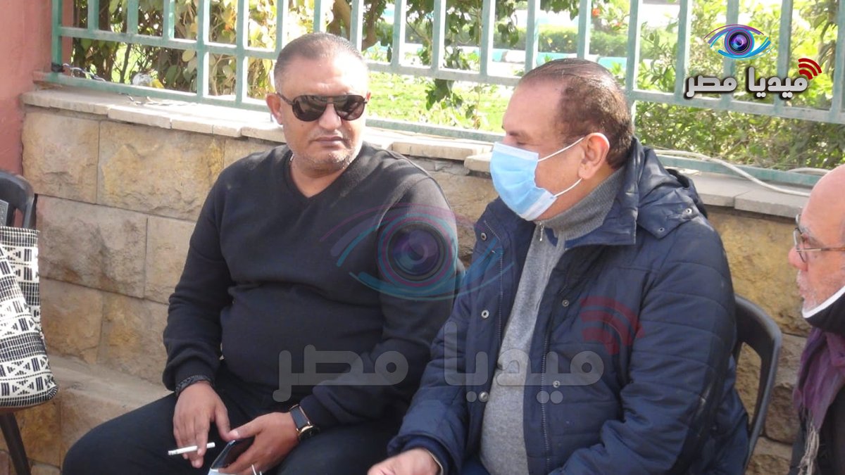 MediaMasr4's tweet photo. عدد من الفنانين على رأسهم النقيب أشرف زكي في جنازة الفنان هادي الجيار
#هادي_الجيار https://t.co/cEQGIQZRjy