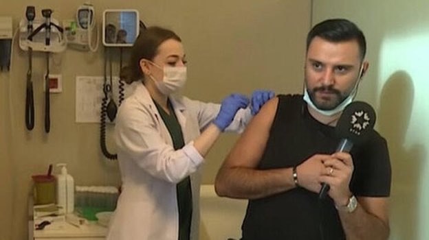CaKizil's tweet photo. Henüz sağlık emekçileri ve 65 yaş üstü tam aşılanmamışken elinde mikrofonuyla bu kişi hangi “öncelikli” grupta? Hangi aşıyı oldu? Klinik çalışmaya dahilse plasebo olmadığını nasıl biliyor? Değilse aşı neden kendisine yapılıyor? https://t.co/u3bSxAfdlc