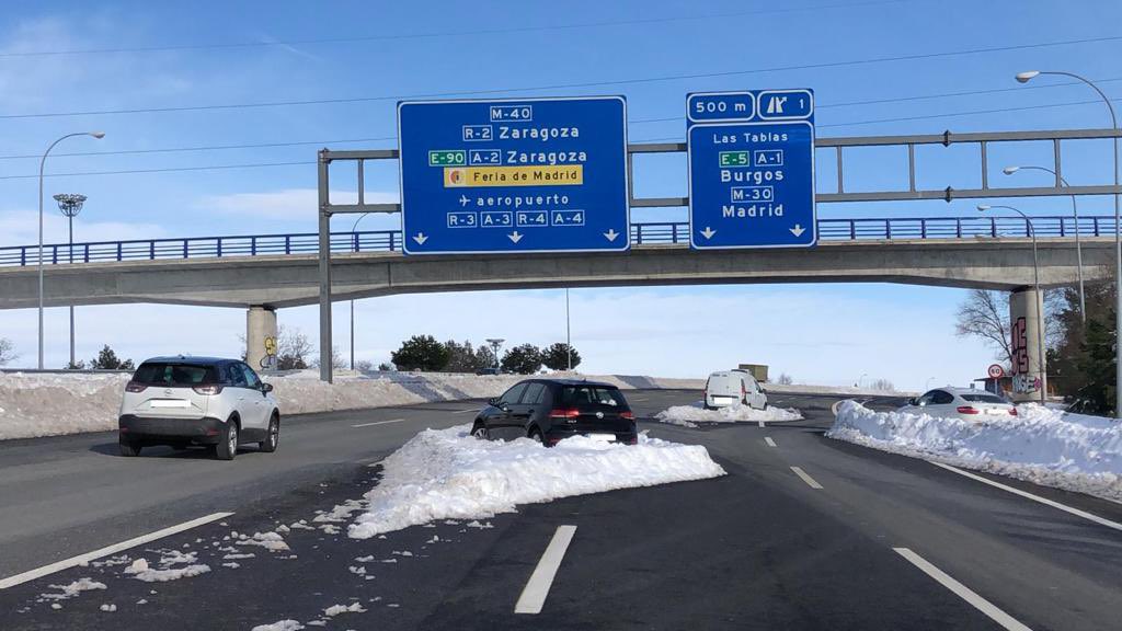 112cmadrid's tweet photo. 📍Estamos observando que muchos conductores empiezan a utilizar las carreteras con demasiadas alegrías. 

📍Mucha precaución porque podemos encontrarnos con alguna que otra sorpresa desagradable. 

#BorrascaFilomena 
#ASEM112 https://t.co/gNnj5fmz10