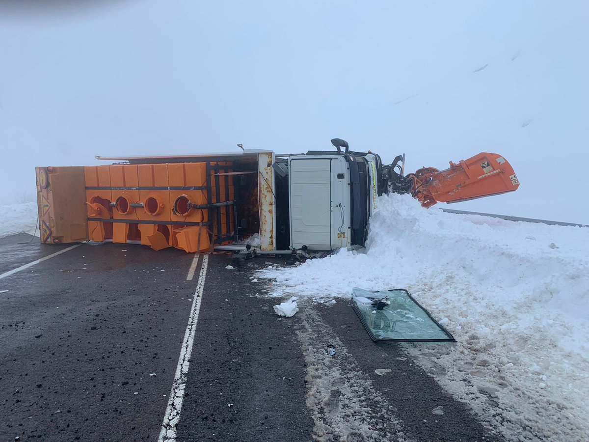 ajmorella's tweet photo. Malauradament s'ha produït un accident d'una de les màquines llevaneus que està treballant en la N232 al Port de Torre Miró #Morella.  Està previst traslladar al conductor amb helicòpter medicalitzat. @SIAB_Castellon @GVA112 @mitmagob https://t.co/TzC41QzneF