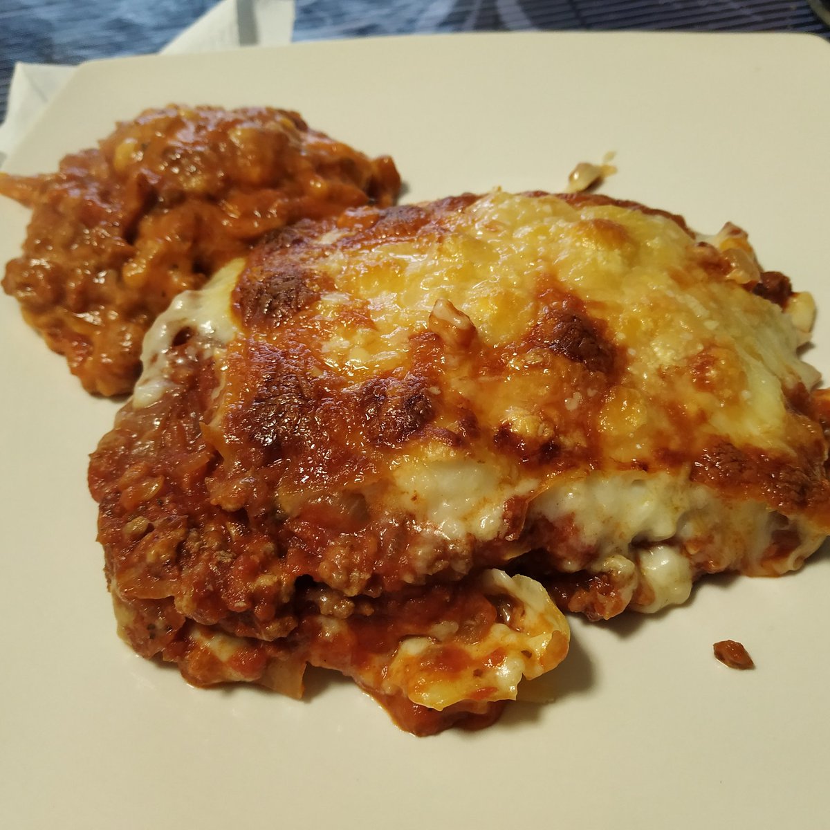 Jugandoenpareja's tweet photo. Lasagna casera, no se nos había quedado muy bonita pero está riquísima #CheatWeekend https://t.co/wmYTj2sNR2