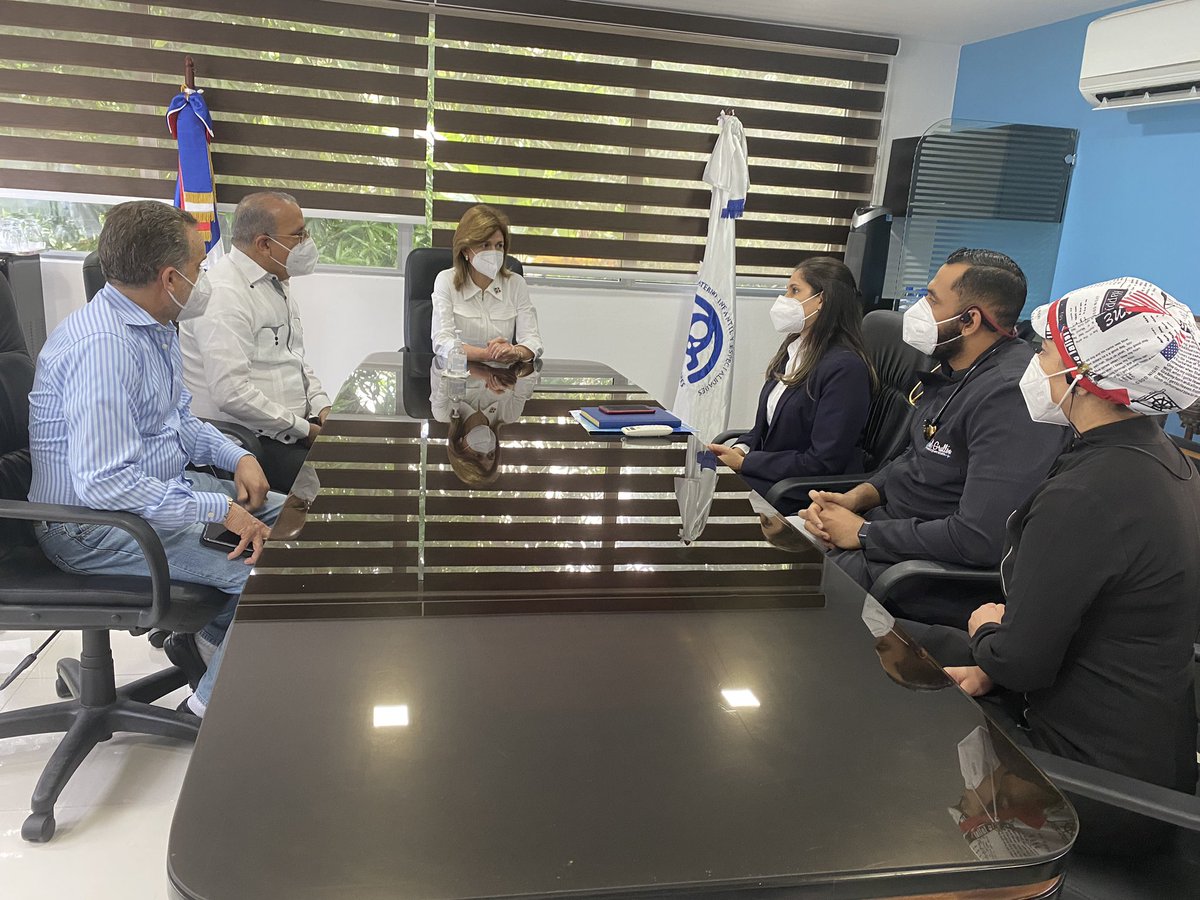 ViceRDo's tweet photo. Continuando su recorrido, la vicepresidenta @RaquelPenaVice se encuentra #AhoraMismo junto al ministro de @SaludPublicaRD, el Dr. @PlutarcoAriasMD, en el @IMISantiago donde ahora tienen 20 camas más para un total de 81 camas destinadas al tratamiento de pacientes con COVID-19. https://t.co/TxbxOZJWl2