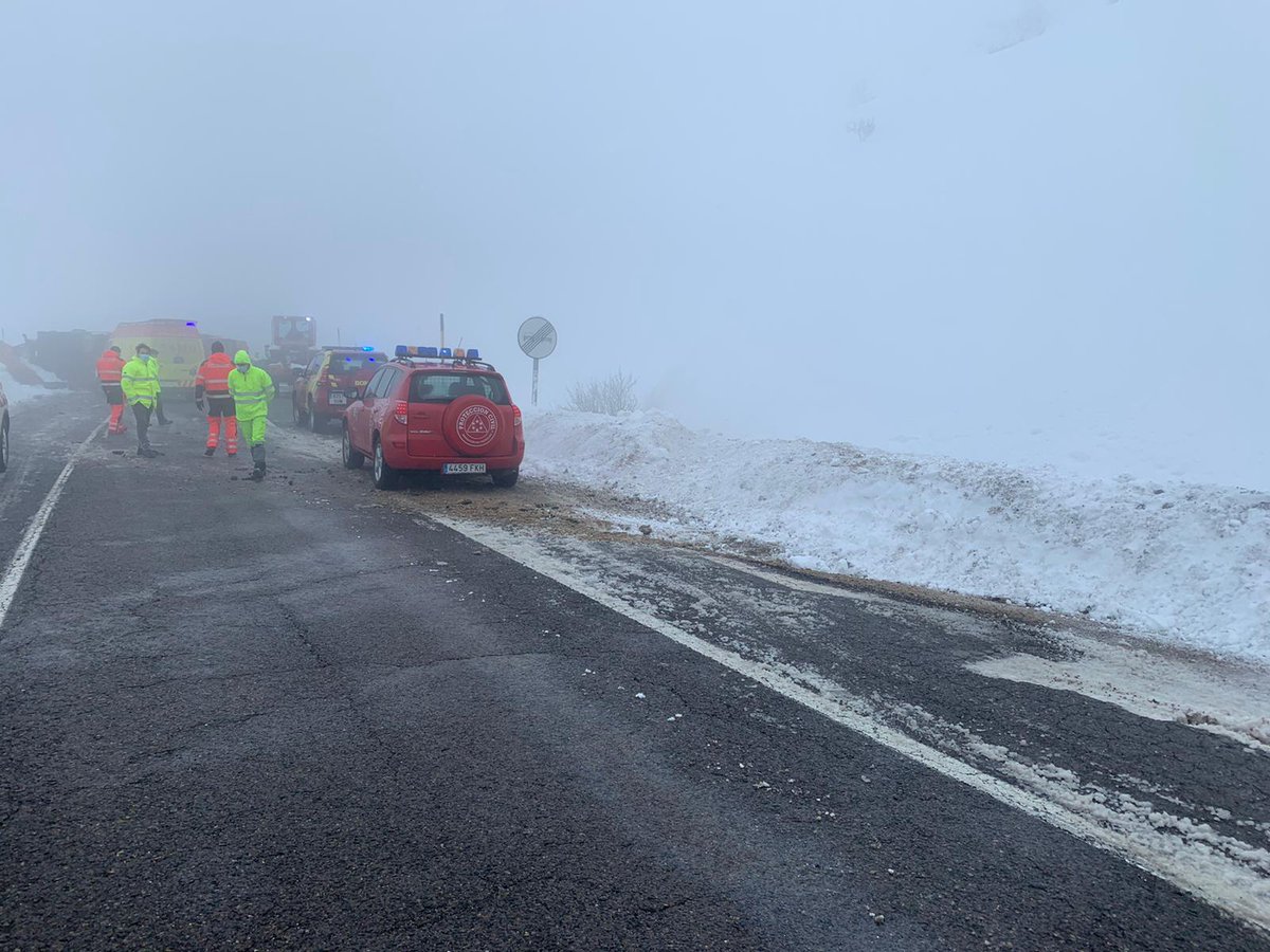 ajmorella's tweet photo. Malauradament s'ha produït un accident d'una de les màquines llevaneus que està treballant en la N232 al Port de Torre Miró #Morella.  Està previst traslladar al conductor amb helicòpter medicalitzat. @SIAB_Castellon @GVA112 @mitmagob https://t.co/TzC41QzneF