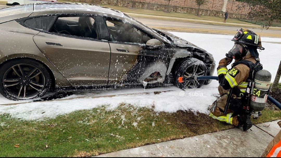 ABD'de Tesla Model S araç kendi kendine alev aldı. Tesla'nın güvenilirliği tartışma konusu oldu.