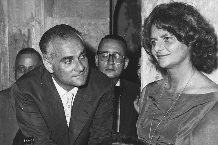 itsmarasca1's tweet photo. però tu sei ancora la sola persona che sa dire le cose che mi vanno al cuore

#albertomoravia #elsamorante #quandoverraisaròquasifelice #lettereaelsamorante #letteredamore https://t.co/E8uo2strez