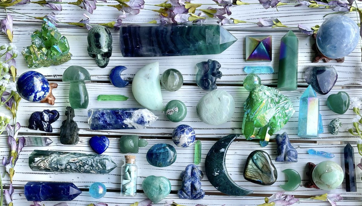 DesignsTiffany's tweet photo. So many pretties ✨💕 https://t.co/KHl47yr0ic #witchy #crystals #etsy https://t.co/uLQctk947D