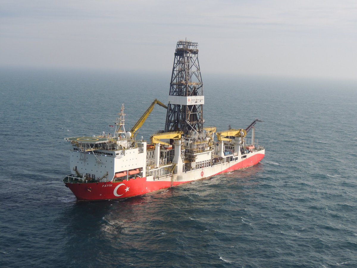 tcsavunma's tweet photo. Karadeniz’in Fatihleri bir arada!🇹🇷

Son olarak Karadeniz Uyumu Harekâtı kapsamında görev icra eden TCG FATİH fırkateynimiz; TÜRKALİ-1 sahasında çalışmalarına devam eden FATİH sondaj gemimize refakat ve koruma görevine devam ediyor.
#MSB #TSK https://t.co/eDsMDKQ07z