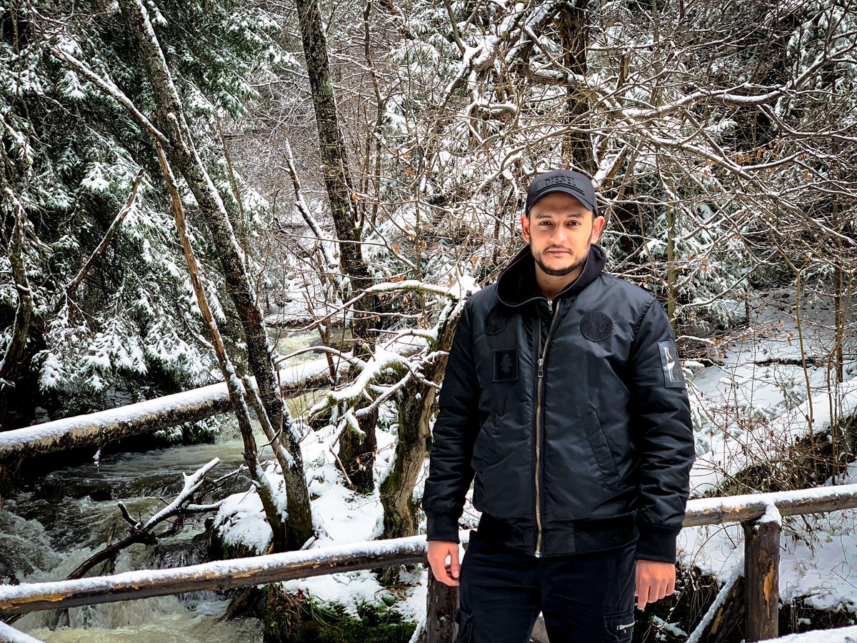 How about a winter walk in the snowy mountains? ❄️☃️