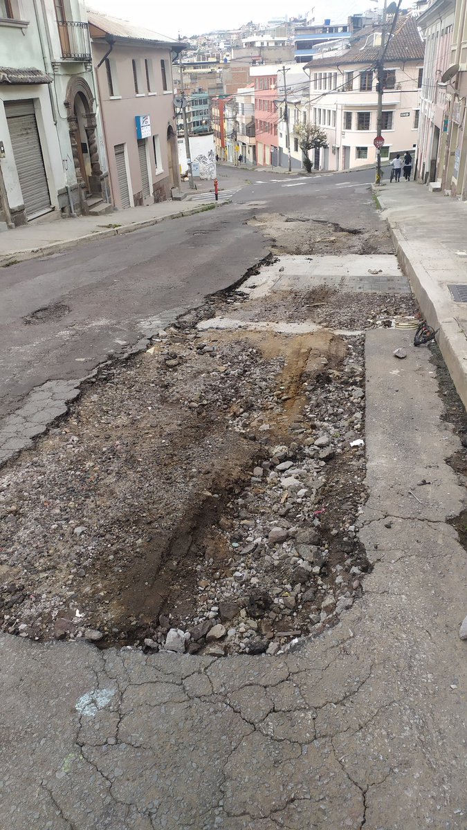 carlosromoecu's tweet photo. Por favor si ayuda #sosmatovelle necesitamos q se arregle la calle es peligroso muchos baches se supone q arreglaron pero la dañaron peor ya hay accidentes no sean malitos digan si o no https://t.co/BY0GgzPhiA