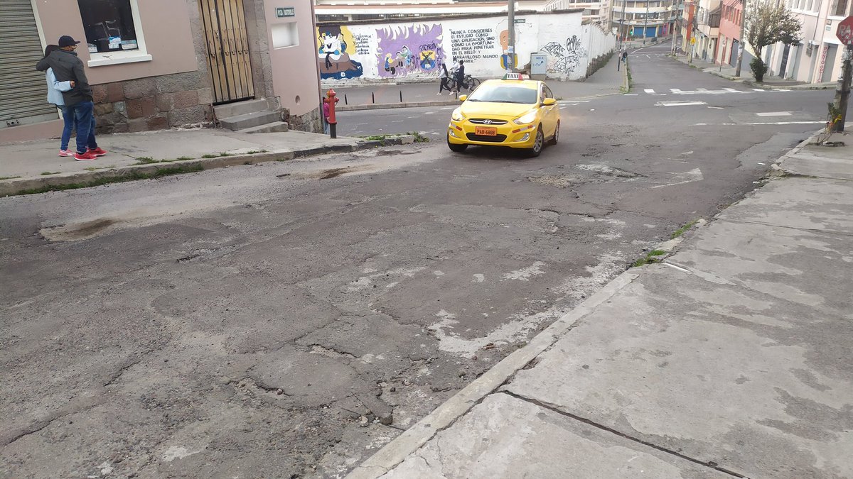 carlosromoecu's tweet photo. Por favor si ayuda #sosmatovelle necesitamos q se arregle la calle es peligroso muchos baches se supone q arreglaron pero la dañaron peor ya hay accidentes no sean malitos digan si o no https://t.co/BY0GgzPhiA
