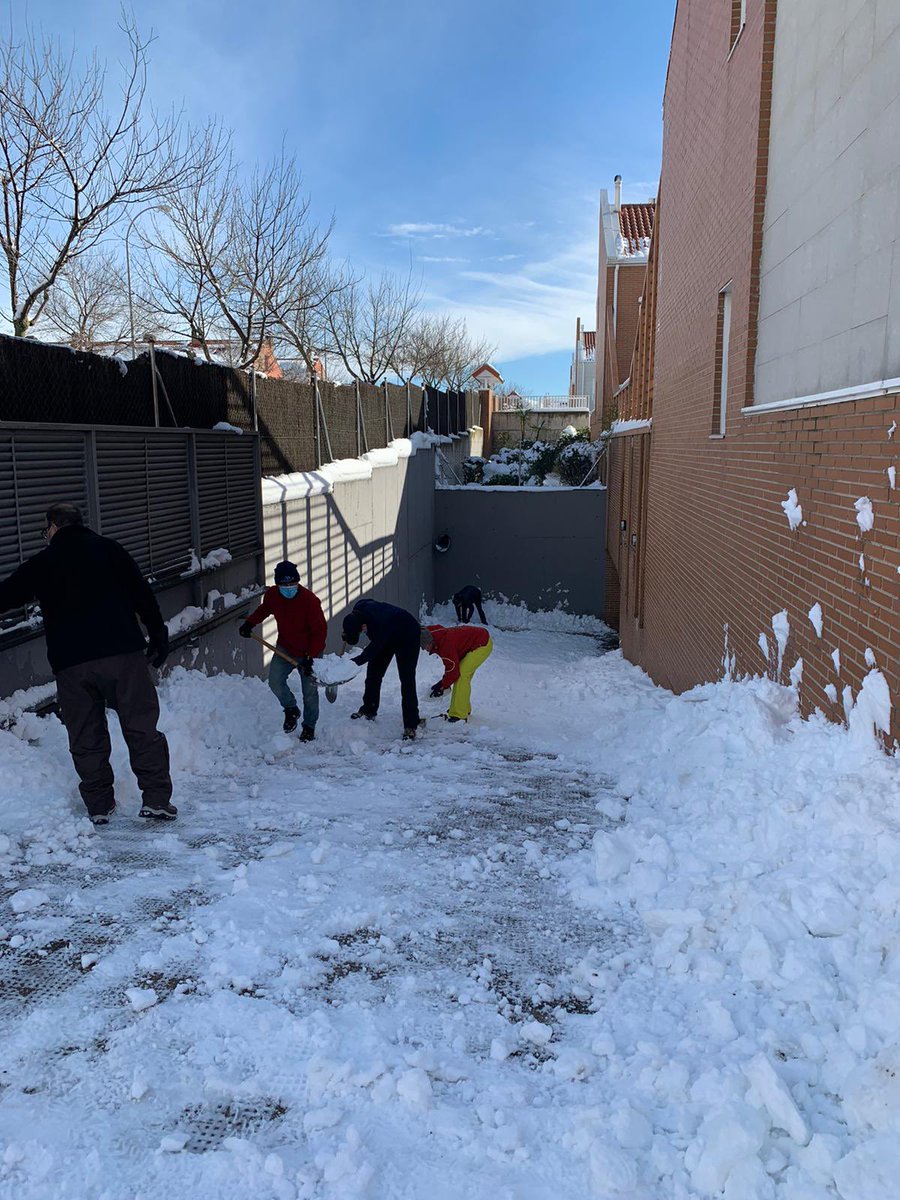 IdiazAyuso's tweet photo. Nos llegan noticias de vecinos de toda la región que están colaborando en la retirada de nieve. 

Las dificultades nos vuelven a demostrar que actuando juntos somos mejores. 

Gracias. https://t.co/WvZEWylPxa
