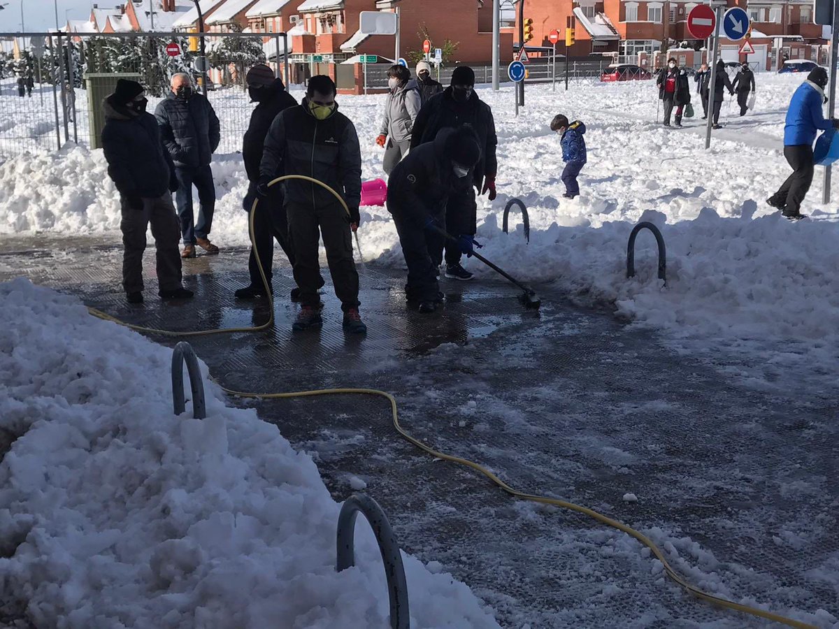 IdiazAyuso's tweet photo. Nos llegan noticias de vecinos de toda la región que están colaborando en la retirada de nieve. 

Las dificultades nos vuelven a demostrar que actuando juntos somos mejores. 

Gracias. https://t.co/WvZEWylPxa