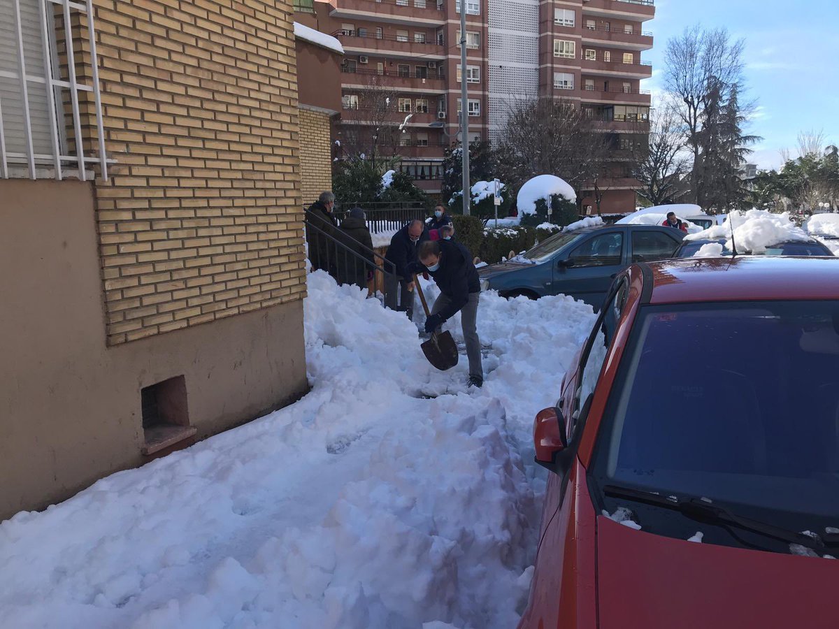 IdiazAyuso's tweet photo. Nos llegan noticias de vecinos de toda la región que están colaborando en la retirada de nieve. 

Las dificultades nos vuelven a demostrar que actuando juntos somos mejores. 

Gracias. https://t.co/WvZEWylPxa