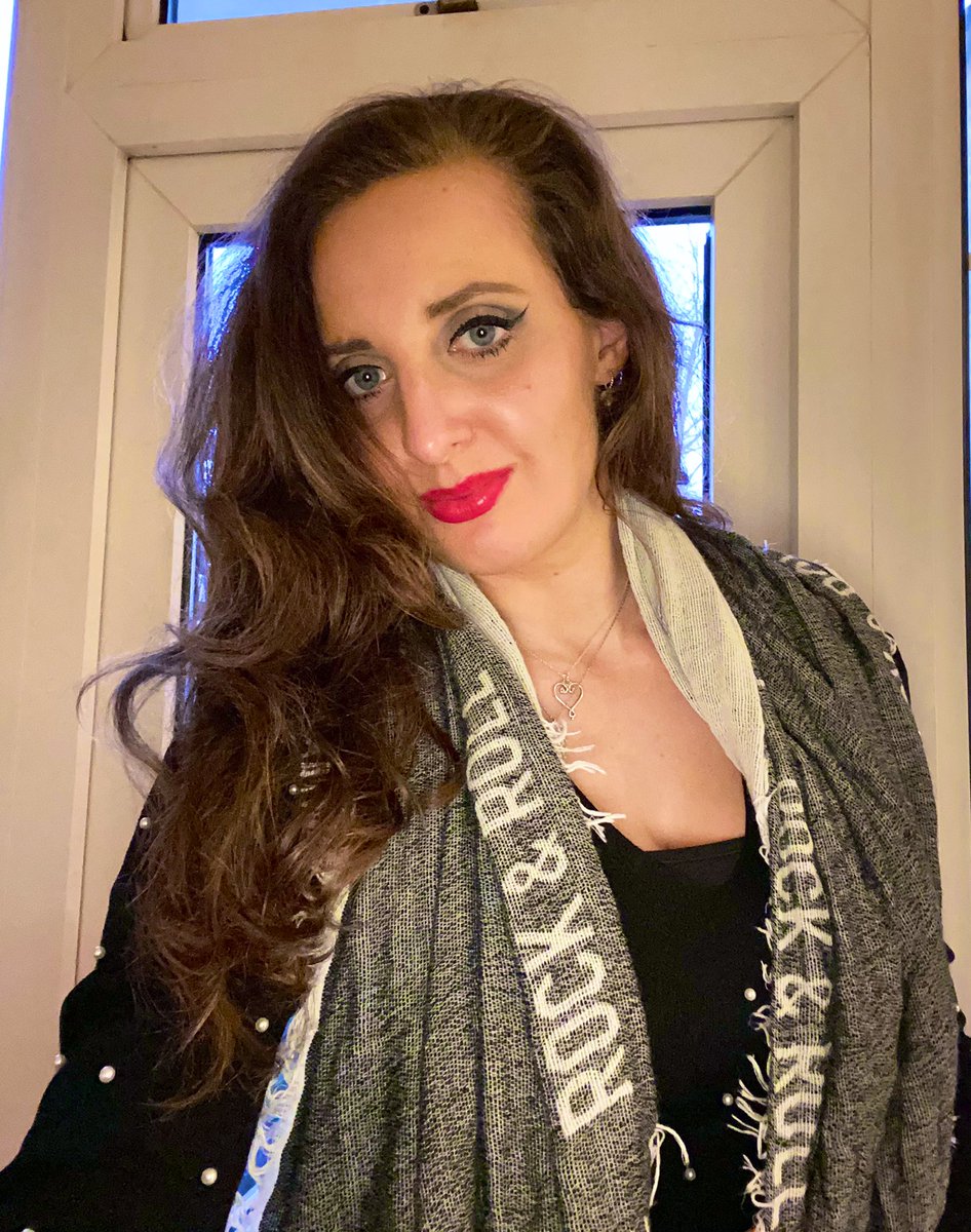 LaurantoniautiC's tweet photo. Peace love &amp; Rock &amp; Roll! ✌🏼🖤🤘🏼

🧣: #saintandsofia 

#edgy #fashion #style #edgyfashion https://t.co/uEtIIXqu2c