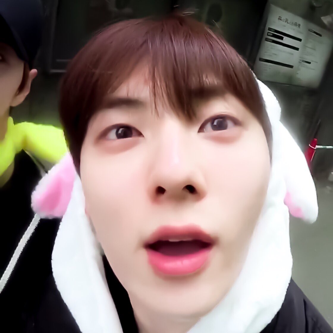 runminhyun's tweet photo. 객관적으로 둥글둥글과 거리가 먼 이목구비를 가지구 있는데 일케 둥글빵일때마다 넘 사랑스러븜ㅇ https://t.co/DL87dYk521