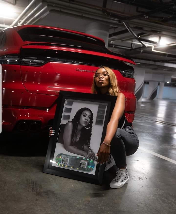 ThePlvgM's tweet photo. Elaine @elaineofficial_ been in the music industry for short period of time but She's the most streamed female artist in 🇿🇦.
Her song #YouTheOne became a hit with over 2million views. #ElementEp went 7X plantinum. She's signed under Columbia Records @ColumbiaRecords
#Elaine https://t.co/QadaCQ3reh
