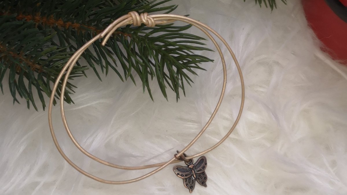 DeliaEckerlein's tweet photo. Mal ein bisschen Schmuck gebastelt und zu Weihnachten verschenkt. Lederarmband in Rosegold
#DIY #armband https://t.co/Dsu2ciL578