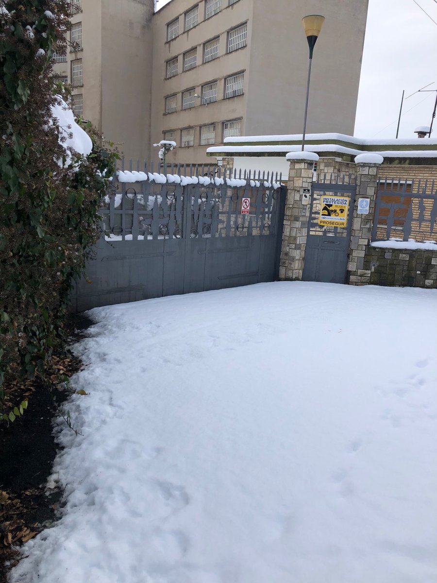 Argyor_ES's tweet photo. Gran trabajo de @BomberosZGZ y @proteccioncivil limpiando los accesos a la fábrica para que mañana todo pueda volver a la normalidad ❄️✨ ¡Gracias por vuestra labor! https://t.co/8JZuu3jf0d