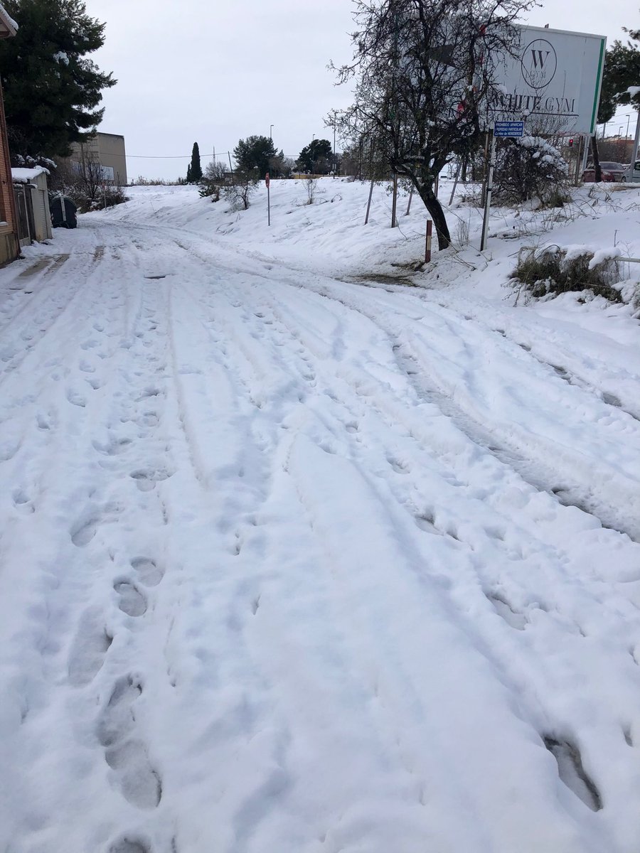 Argyor_ES's tweet photo. Gran trabajo de @BomberosZGZ y @proteccioncivil limpiando los accesos a la fábrica para que mañana todo pueda volver a la normalidad ❄️✨ ¡Gracias por vuestra labor! https://t.co/8JZuu3jf0d