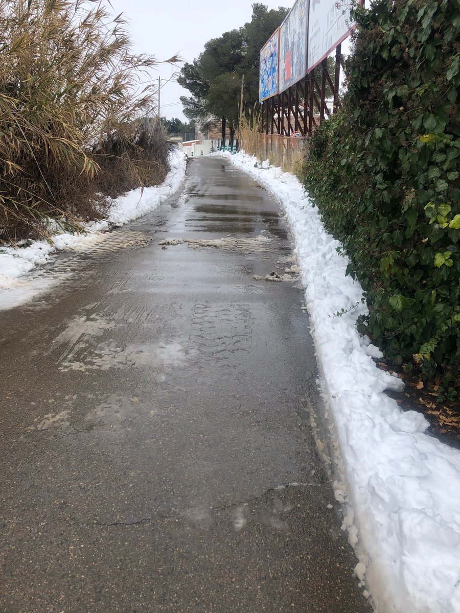 Argyor_ES's tweet photo. Gran trabajo de @BomberosZGZ y @proteccioncivil limpiando los accesos a la fábrica para que mañana todo pueda volver a la normalidad ❄️✨ ¡Gracias por vuestra labor! https://t.co/8JZuu3jf0d