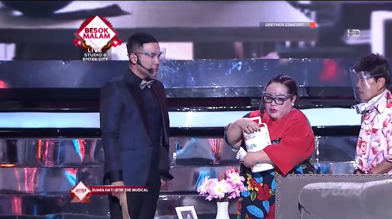 Indosiar's tweet photo. Gara-gara Hans selingkuh dengan Tyas, semuanya jadi diusir dari kost-kostan.
Kira-kira gimana kelanjutannya yaa?
#26etherConcert https://t.co/7kTsqBYYMY