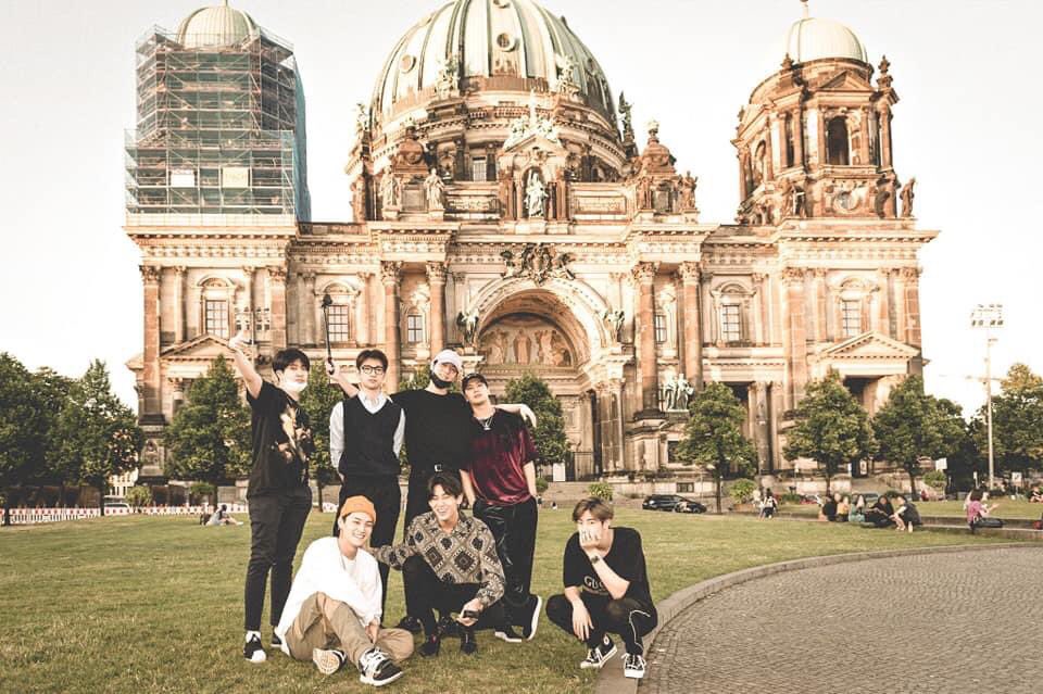 MeawzyT's tweet photo. #GOT7FOREVER เคยคิดว่าตัวเองอาจคีพแค่เมน แต่เพราะเป็นวงก็ต้องตามวงด้วย แต่ตอนนี้ไม่ใช่เลยเราคีพวง เราอยากเห็นเค้าอยู่ด้วยกันแบบนี้ มันเป็นภาพที่สวยงามมากนะเวลาที่เค้าอยู่ร่วมกัน https://t.co/Xg9OZJpfUZ